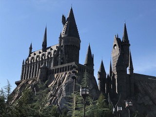 Organize a trip to Universal Studios Orlando.  Stay inside your budget for your family vacation by taking advantage of off season pricing!  #universalstudios #orlando #familyvacation #budget