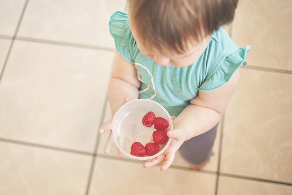 Parenting a picky eater can be hard. Kids and toddlers have a hard time eating different foods, so here are some solutions to your picky eater problem. #pickyeater #kids #toddler #momlife