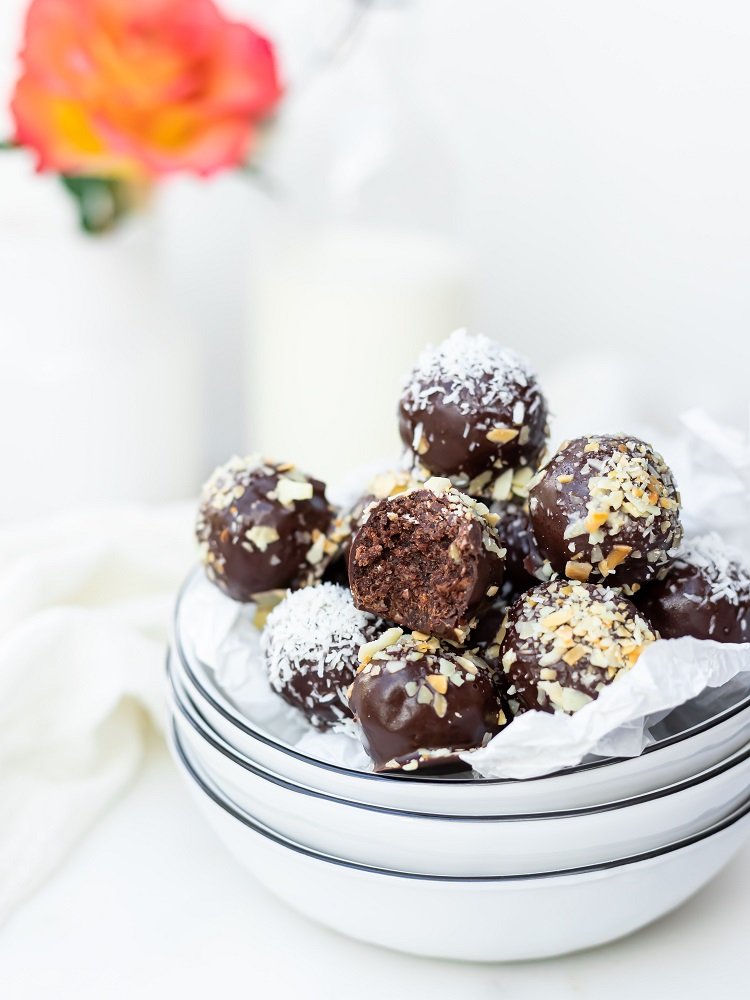 chocolate energy balls as healthy mom snacks